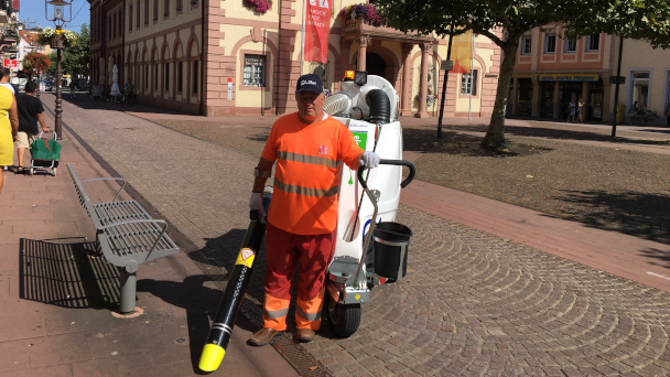 Rastatter Stadtmüllsauger schluckt alles weg – Auch das Ärgernis Zigarettenkippen